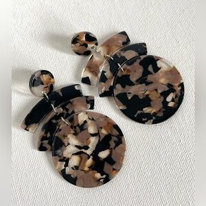 Tortoiseshell dangling earrings